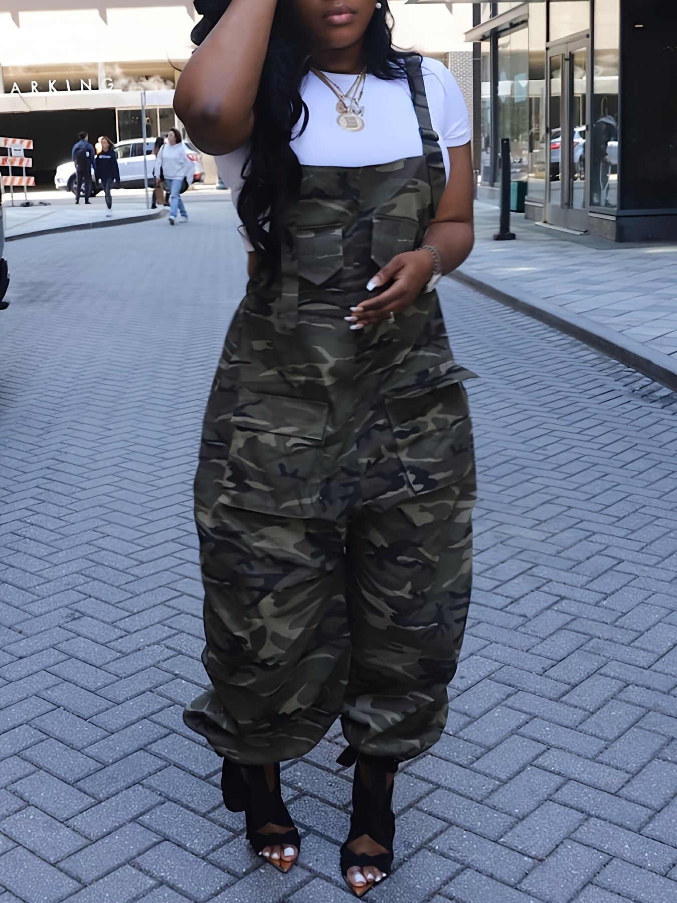 Women’s Oversized Camo Utility Jumpsuit – Multi-Pocket Streetwear Style