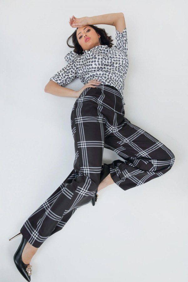 Toshe Women's Fashions high waist plaid print wide-leg pants with a relaxed fit and stylish design.