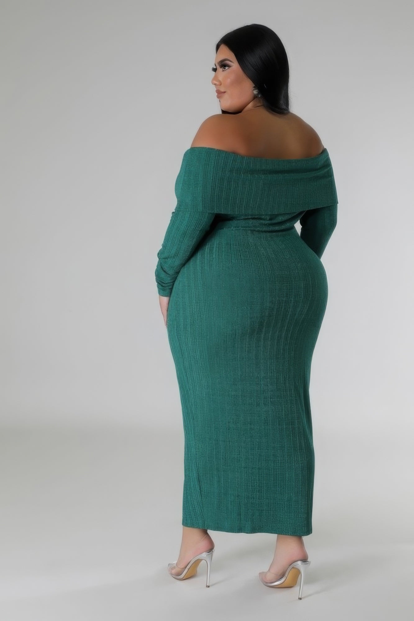 Toshe Women's Fashions off-shoulders stretch maxi dress in soft fabric, featuring a flowing design and stylish off-shoulder neckline.