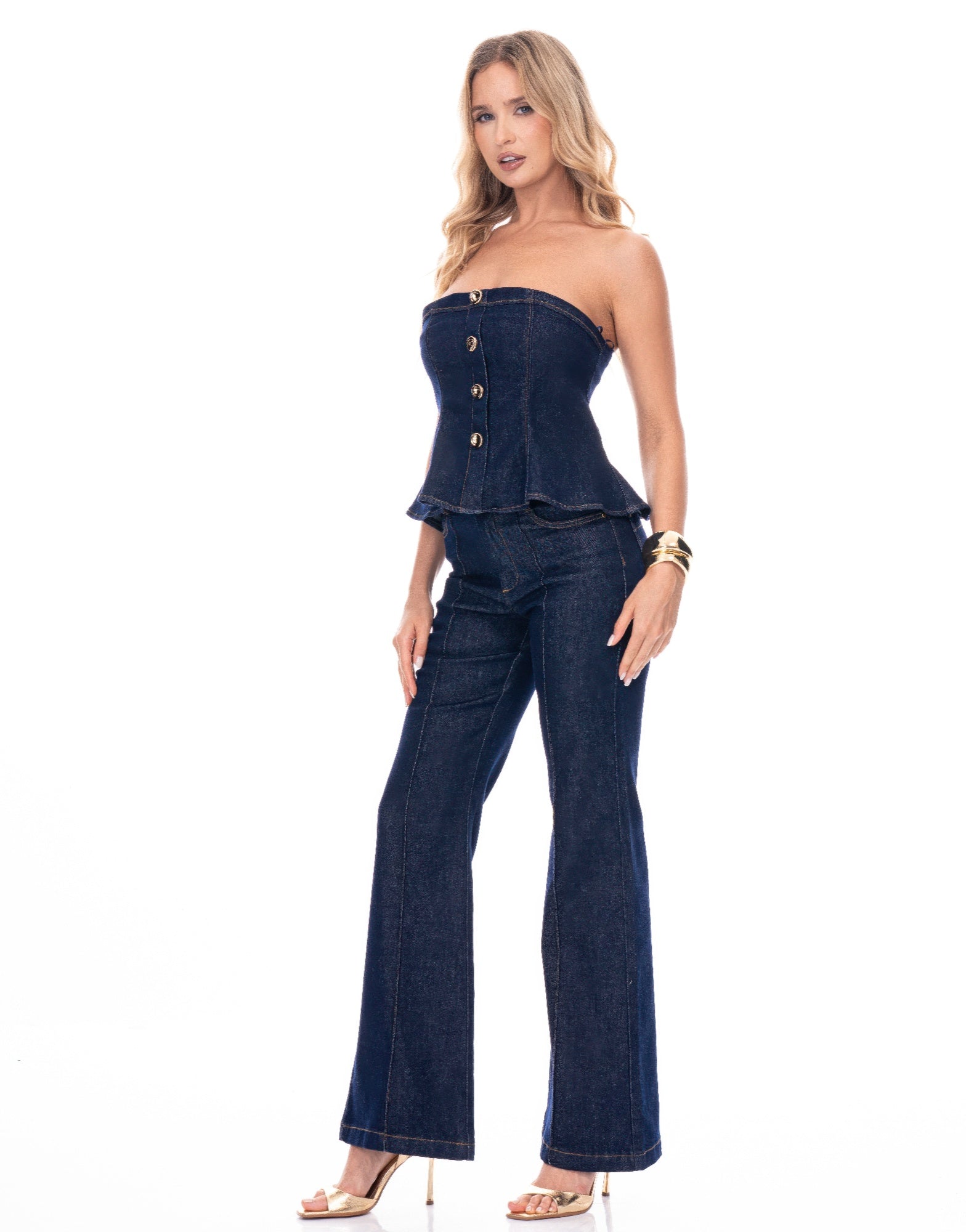 Toshe Women's Fashions denim pants featuring classic blue fabric and five-pocket design on a model.