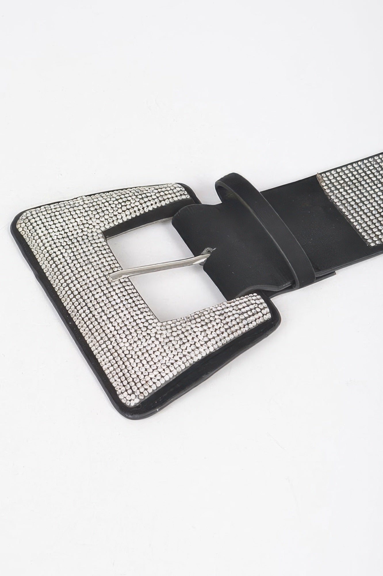 Rhinestone geometric buckle belt by Toshe Women's Fashions featuring sparkling rhinestones and a modern geometric buckle design.